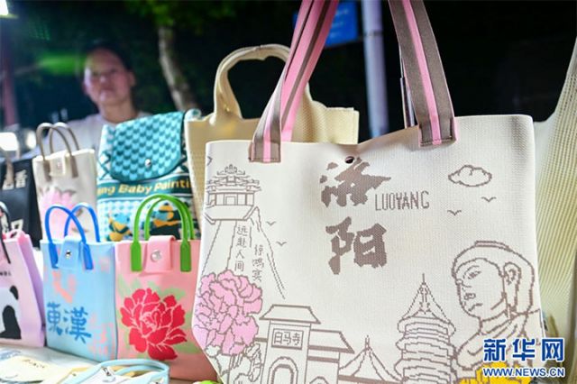 圖4  7月10日，洛陽(yáng)市西工小街售賣的特色文創(chuàng)禮品。.jpg