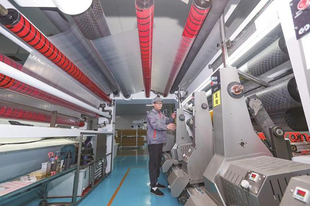 圖1  四川新康意眾申新材料有限公司滿負荷生產(chǎn)，產(chǎn)品遠銷海外。本報記者 牟科 攝.jpg