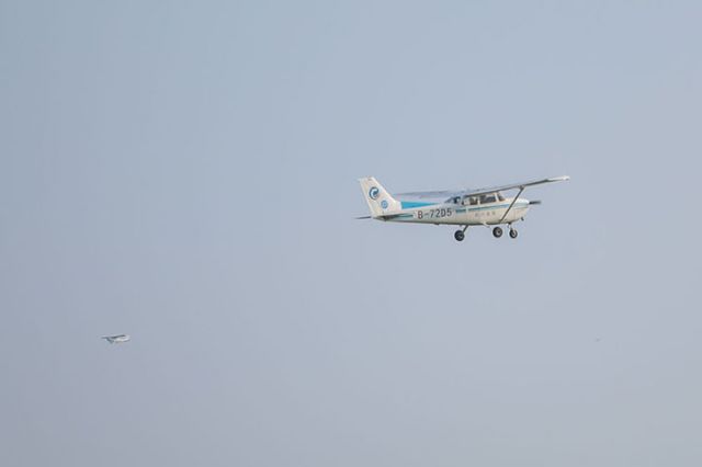 圖1  7月12日，重慶梁平機(jī)場，執(zhí)行短途運(yùn)輸航線任務(wù)的飛機(jī)在空中飛行。新華社記者 黃偉 攝.jpg