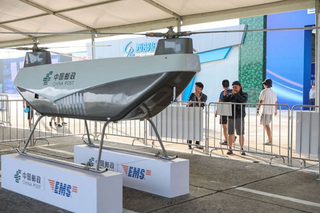 圖2  7月12日，重慶梁平機(jī)場，觀眾在參觀了解低空物流無人機(jī)。新華社記者 黃偉 攝.jpg
