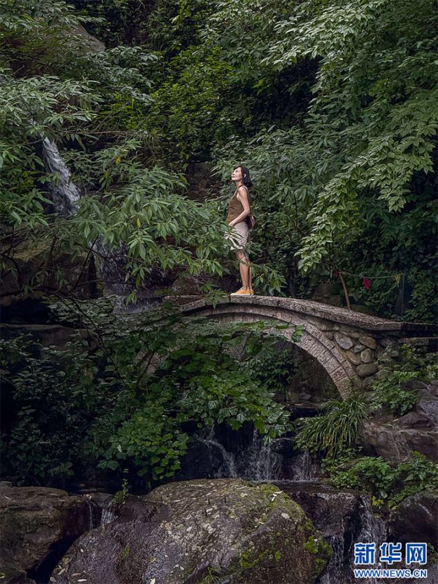 圖2  打卡拍照的游客（7月11日攝）。新華網(wǎng)發(fā)（劉東 攝） 拷貝.jpg