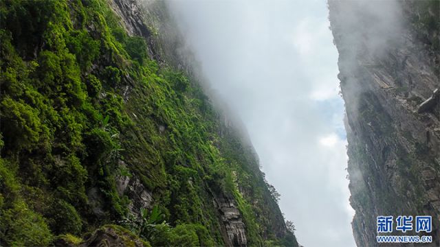 圖4  石門關(guān)的懸崖峭壁（7月11日攝）。新華網(wǎng)發(fā)（劉東 攝） 拷貝.jpg