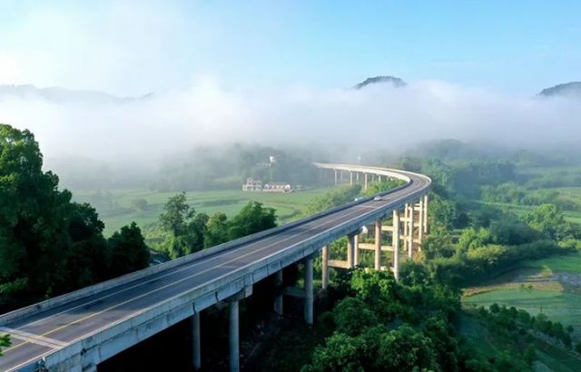 圖1  國(guó)道546將納溪區(qū)20多個(gè)建制村融入“瀘州半小時(shí)經(jīng)濟(jì)圈”。 &nbsp;廖勝春 攝.jpg