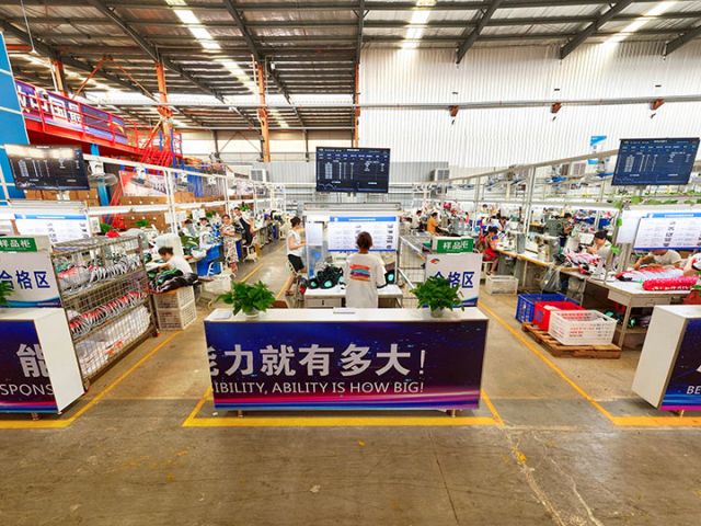 圖1  朗特鞋業(yè)智慧針車線。潘政吉  攝.jpg