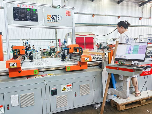 圖2  工人與智能裁切機默契配合。潘政吉  攝.jpg