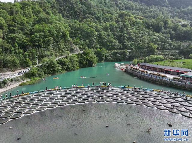 圖4  游客在麂子渡村游玩。新華網(wǎng)發(fā) 拷貝.jpg