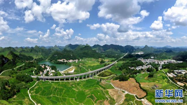 圖3  俯瞰廣西南丹縣芒場(chǎng)鎮(zhèn)巴平梯田巨幅稻田畫。高東風(fēng) 攝 拷貝.jpg