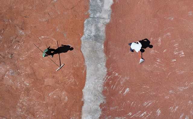 圖1  8月1日，四川省內(nèi)江市東興區(qū)高梁鎮(zhèn)金龍村，村民趁著晴好天氣晾曬高粱（無(wú)人機(jī)照片）。.jpg