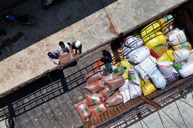 圖2  8月1日，四川省內(nèi)江市東興區(qū)高梁鎮(zhèn)慈花村，村民正在將高粱裝車（無(wú)人機(jī)照片）。.jpg