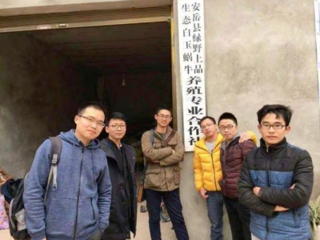 圖1  “蝸牛哥”關(guān)祖蘋（右一）返鄉(xiāng)養(yǎng)蝸牛。帽石村  供圖.jpg