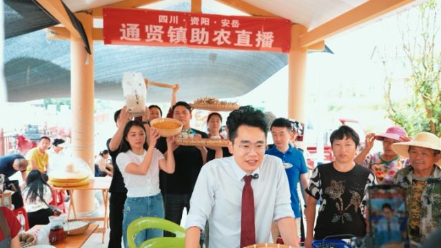 圖2  “土貨書記”關(guān)祖蘋通過直播為農(nóng)戶銷售“土貨”。帽石村  供圖.jpg