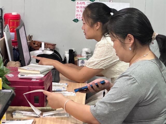 圖4  村電商中心工人正在進行快遞出單攬件的環(huán)節(jié)。文倩兮  攝.jpg