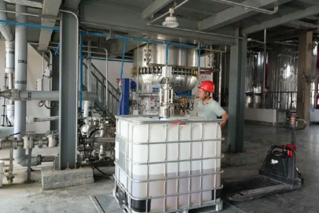 圖1  湖北回天新材料（宜城）有限公司罐膠車(chē)間（周波 攝）.jpg