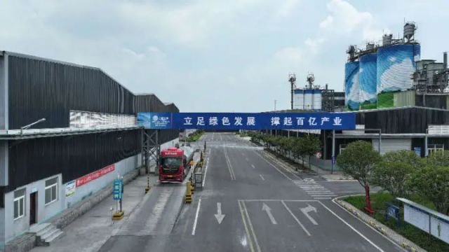 1754384717859123.jpg 圖2 嘉施利(宜城)化肥有限公司產(chǎn)銷(xiāo)兩旺(周波 攝).jpg