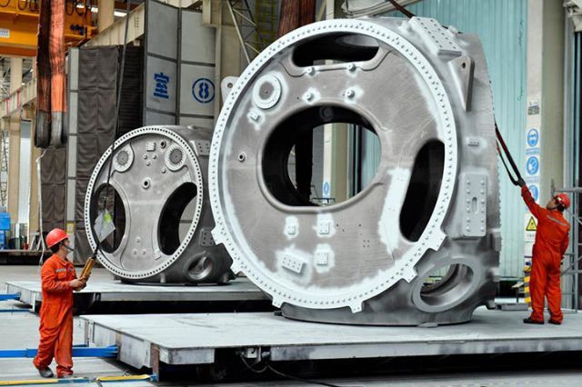 圖1  在位于山東省濱州市惠民縣的山東國創(chuàng)精密機(jī)械有限公司，工作人員在對風(fēng)電輪轂進(jìn)行噴涂作業(yè)。新華社記者郭緒雷 攝.jpg