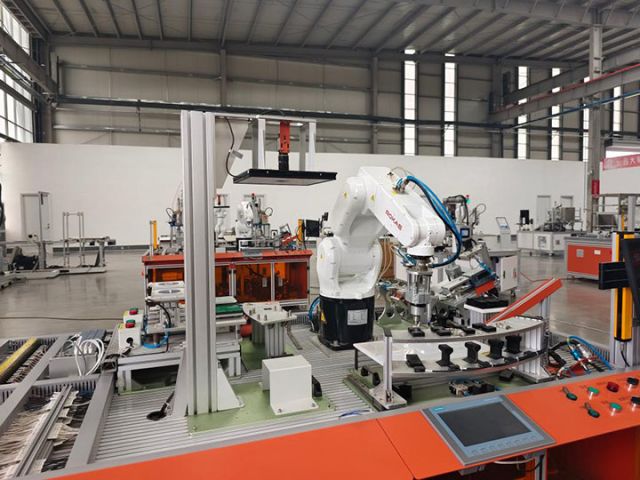 圖2  珞石（山東）機(jī)器人集團(tuán)有限公司生產(chǎn)的工業(yè)機(jī)器人。新華社記者邵魯文 攝.jpg