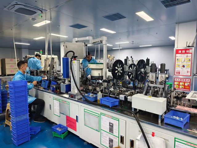 圖3  山東盛維新能源科技有限公司生產(chǎn)線上，工作人員在生產(chǎn)鋰電池產(chǎn)品。新華社記者邵魯文 攝.jpg