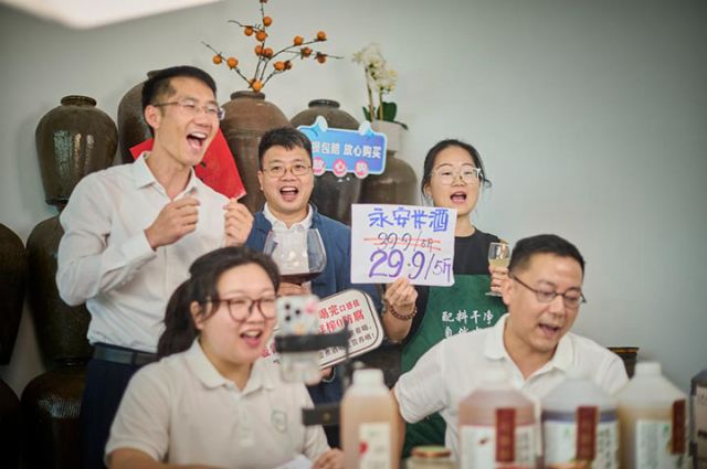 圖1  “鄉(xiāng)村CEO”劉松（第二排，左一）和同事一起直播帶貨。新華社發(fā).jpg