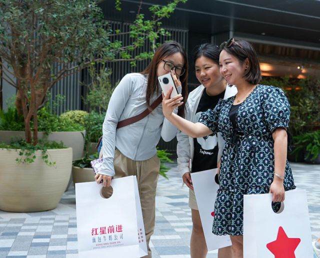 圖2  消費者在商場內(nèi)拍照打卡。新華社記者劉振坤 攝.jpg