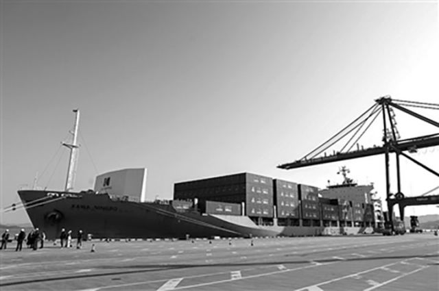 圖1  裝載著1700余個集裝箱新能源產(chǎn)品與跨境電商貨物的“嘉華寧波”輪停泊在浙江寧波舟山港穿山港區(qū)。（資料照片）.jpg