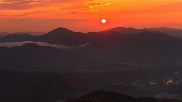 圖5  近日，在安徽省池州市九華山風(fēng)景區(qū)，夕陽(yáng)西沉，鎏金般的晚霞浸染天際，將群峰勾勒出流動(dòng)的金邊。.jpg