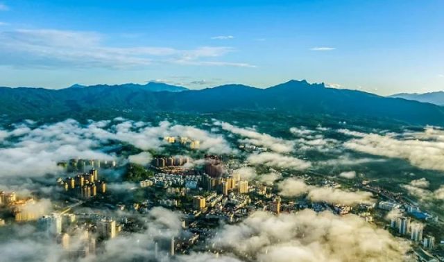 圖1  保亭縣城云霧繚繞（董文雯 攝）.jpg