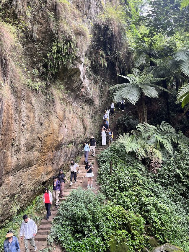 1梭羅峽谷徒步游客眾多.jpg