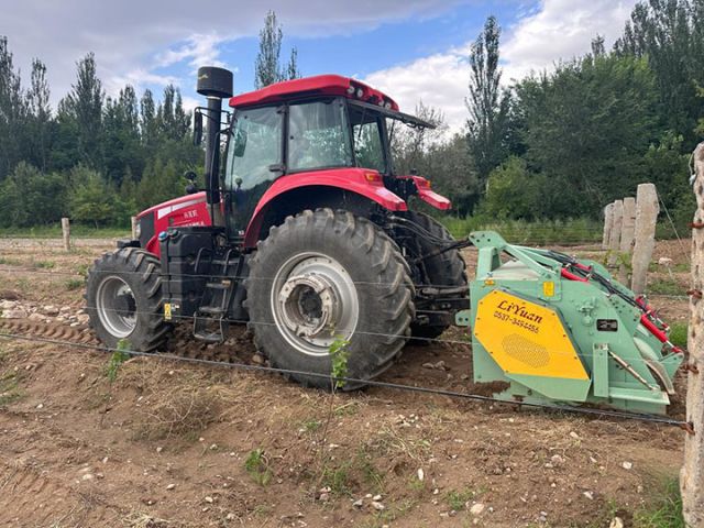 圖1  碎石還田機(jī)現(xiàn)場(chǎng)作業(yè)場(chǎng)景.jpg