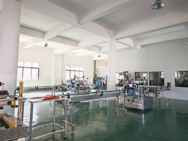圖2  灌裝車間.jpg