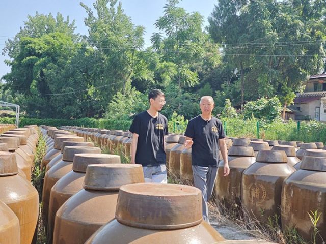 圖3  楊宗明與楊濟(jì)先察看曬場(chǎng).jpg