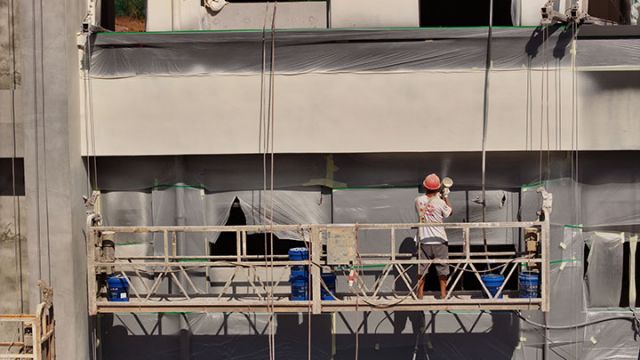 圖2  工人正在對墻體施工。易奎西攝.jpg