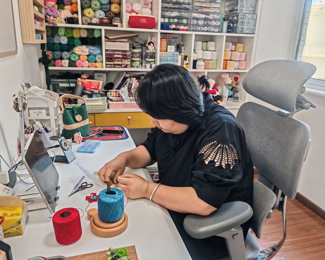 圖2  唐文蘋正在鉤編生活飾品。閆凱 攝.jpg