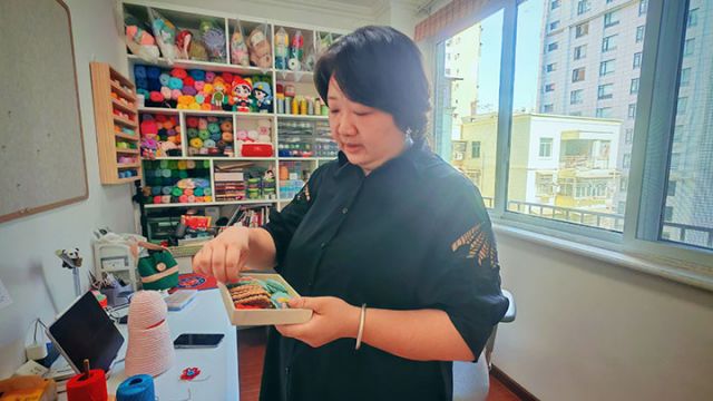 圖3  唐文蘋展示鉤編作品。閆凱 攝.jpg