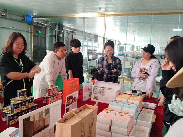 圖 1 團(tuán)隊(duì)參觀黑水縣康鑫農(nóng)牧業(yè)有限公司.jpg