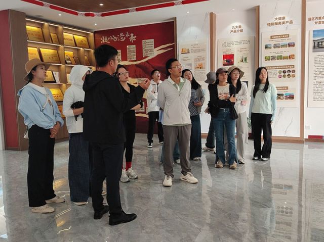 圖 2 團(tuán)隊(duì)參觀爐霍雪域俄色有限責(zé)任公司.jpg