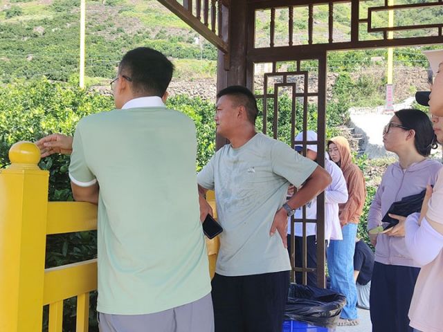 圖 4 團(tuán)隊(duì)參觀雷波縣臍橙生產(chǎn)基地.jpg