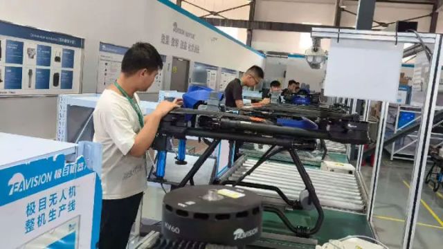 圖2  浙江極目機器人制造有限公司生產(chǎn)車間一角（曾慶華 攝）.jpg