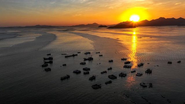 圖1  2024年11月29日在霞浦縣三沙鎮(zhèn)東壁村拍攝的落日（無(wú)人機(jī)照片）。新華社記者 馮開(kāi)華 攝.jpg