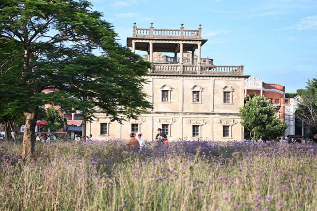 圖2  2025年8月19日，游客在福建晉江梧林村體驗(yàn)旅拍。新華社記者 林善傳 攝.jpg