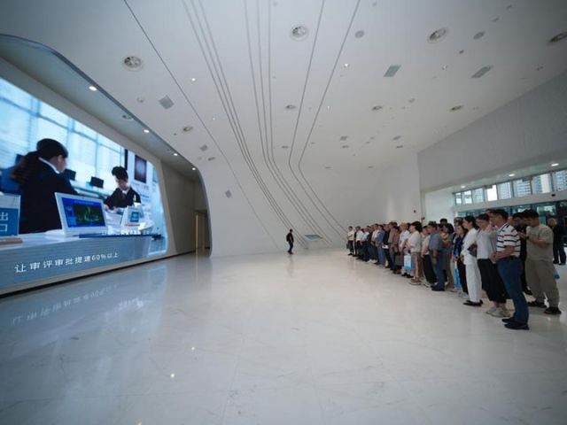 圖3  嘉賓考察中國牙谷.jpg