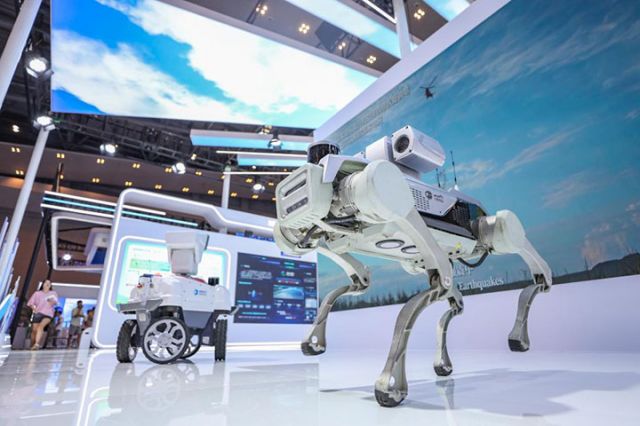 圖1  9月5日在2025世界智能產(chǎn)業(yè)博覽會現(xiàn)場拍攝的智能電力巡檢設備。新華社記者 黃偉 攝.jpg