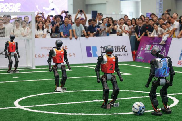 圖2  9月5日，觀眾在2025世界智能產(chǎn)業(yè)博覽會上觀看人形機器人足球賽。新華社記者 陳誠 攝.jpg