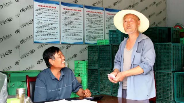 圖2  群眾喜悅之情溢于言表（宋海濤 攝）.jpg