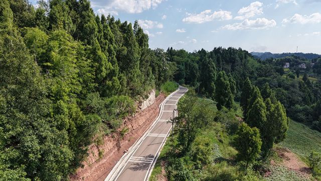 1757491807254488.jpg 圖2 升級(jí)后的旅游大道(部分)。易奎西攝.jpg