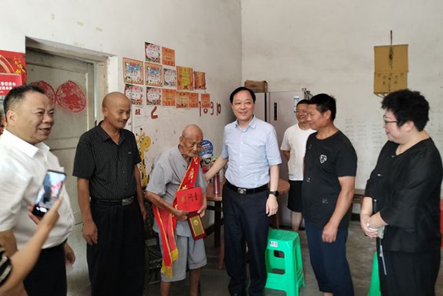 圖2  走訪抗戰(zhàn)老戰(zhàn)士.jpg