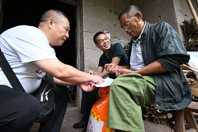 圖4  入戶宣傳慰問.jpg