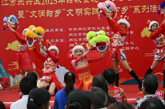 圖1  9月12日，內(nèi)江市東興區(qū)楊家鎮(zhèn)二龍村，演職人員正在表演精彩的文藝節(jié)目。.jpg