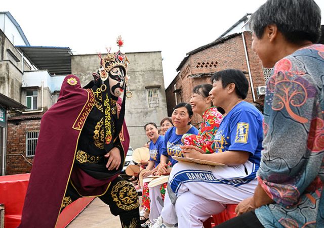 圖2  演職人員與臺下觀眾精彩互動.jpg