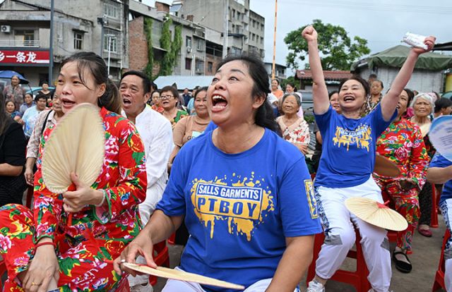 圖3  精彩的文藝表演贏得了當(dāng)?shù)厝罕姷恼坡暸c喝彩.jpg