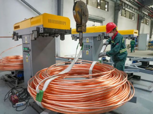 圖1  在金屬再生產(chǎn)業(yè)園的巨東股份員工生產(chǎn)忙（聶楊波 攝）.jpg